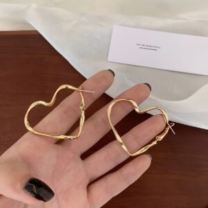 One Pair of Simple Everyday Versatile Hollow Heart Earrings