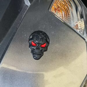 Single Or Double Pieces of a Metal Skull Emblem Designed for Vehicles, Featuring a Three-Dimensional Appearance. This Multifunctional Badge Serves As a Decorative Accessory for Cars, Motorcycles, Trucks, Bicycles, And Laptops