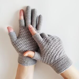 A Pair of Knitted Touchscreen Gloves for Winter Warmth, Featuring a Simple Elastic Design in Solid Colors, Suitable for Writing, Studying, Working, Outdoor Activities, And Cycling. They Are Also Hand Washable.