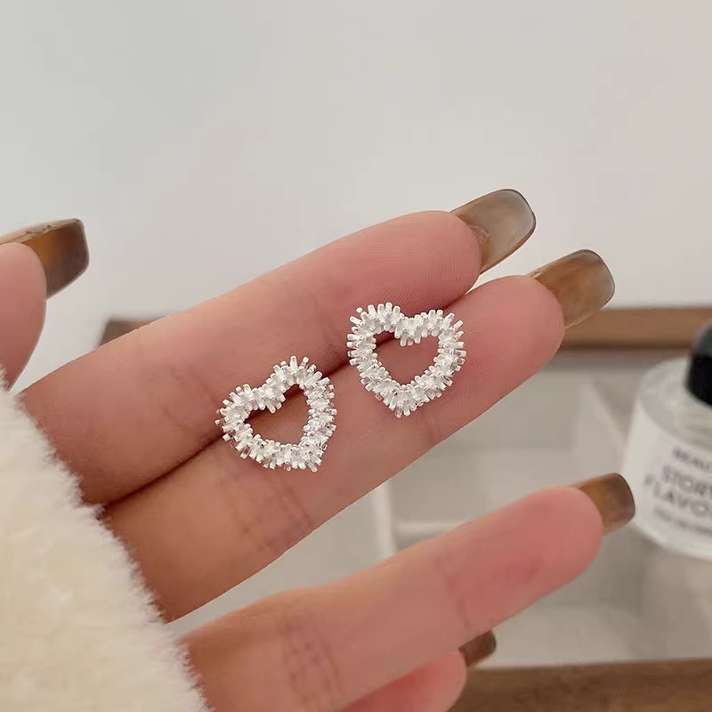 Women's Korean/Japanese Cute Heart Earrings - Minimalist Small Heart Studs, for Daily Wear & Party Jewelry, Valentine's Day Gift, Year-Round Elegant (No Plating) - Image 2