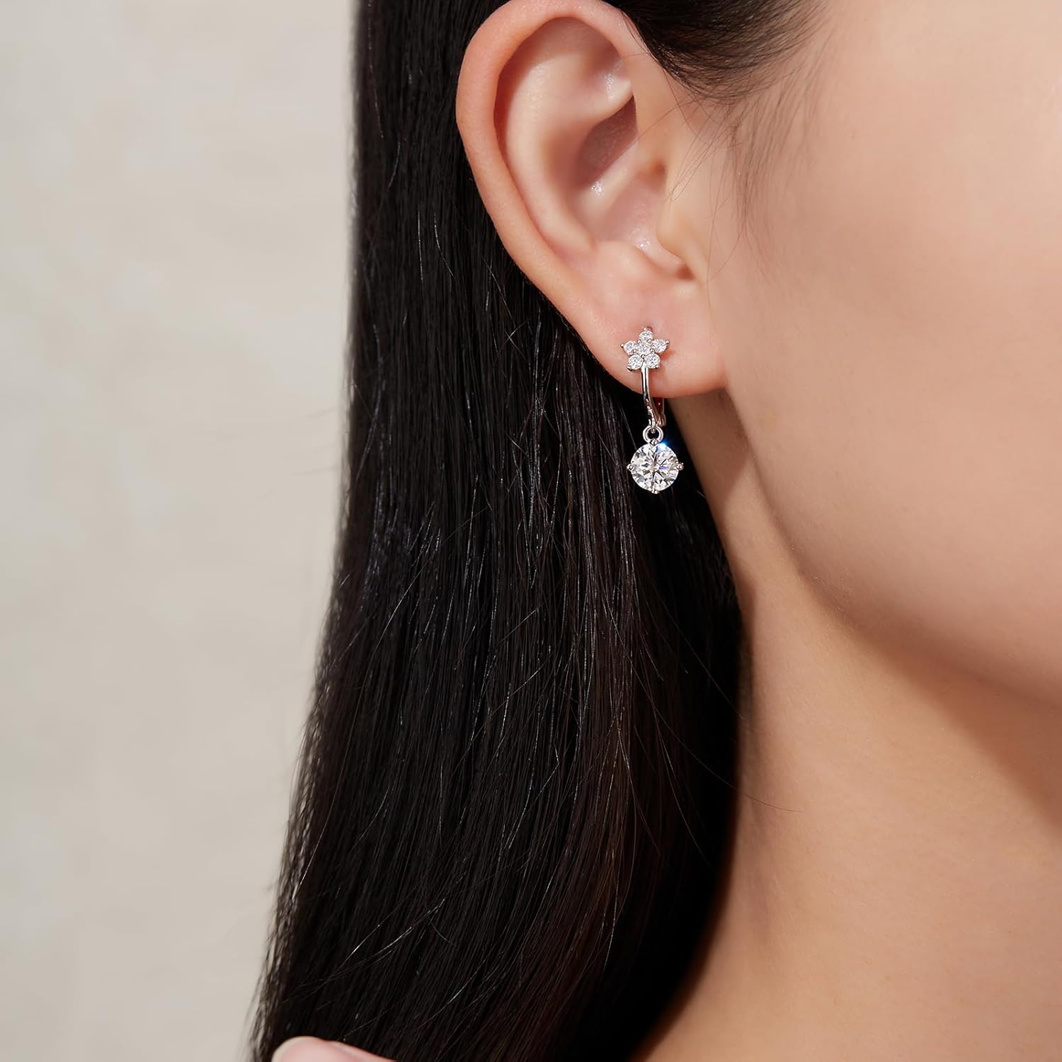 A Pair of S925 Sterling Silver Women's Earrings with a Petal Design, Featuring Lab-grown Lab-created Diamond, Including an IGI Certificate, D Color, VVS1 Clarity, Suitable for Brides, Weddings, Dates, Banquets, and Other Important Occasions. - Image 2