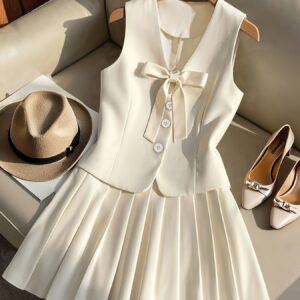 A Stylish New Spring And Autumn Outfit for Girls, Featuring a Sunny, Casual, And Elegant Artistic Design. It Includes a Sleeveless Top Adorned with Exquisite Bows And Button Decorations