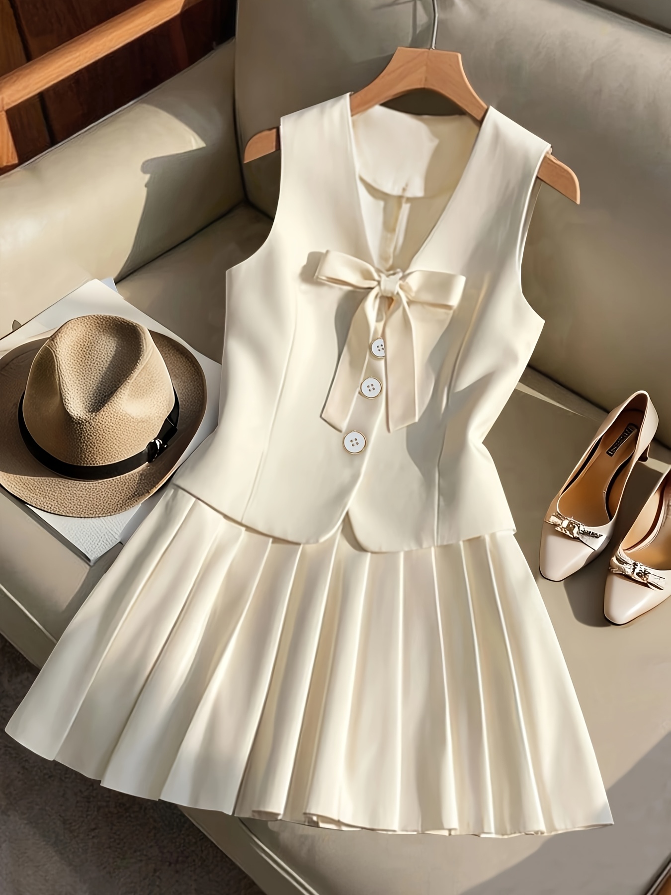 A Stylish New Spring And Autumn Outfit for Girls, Featuring a Sunny, Casual, And Elegant Artistic Design. It Includes a Sleeveless Top Adorned with Exquisite Bows And Button Decorations